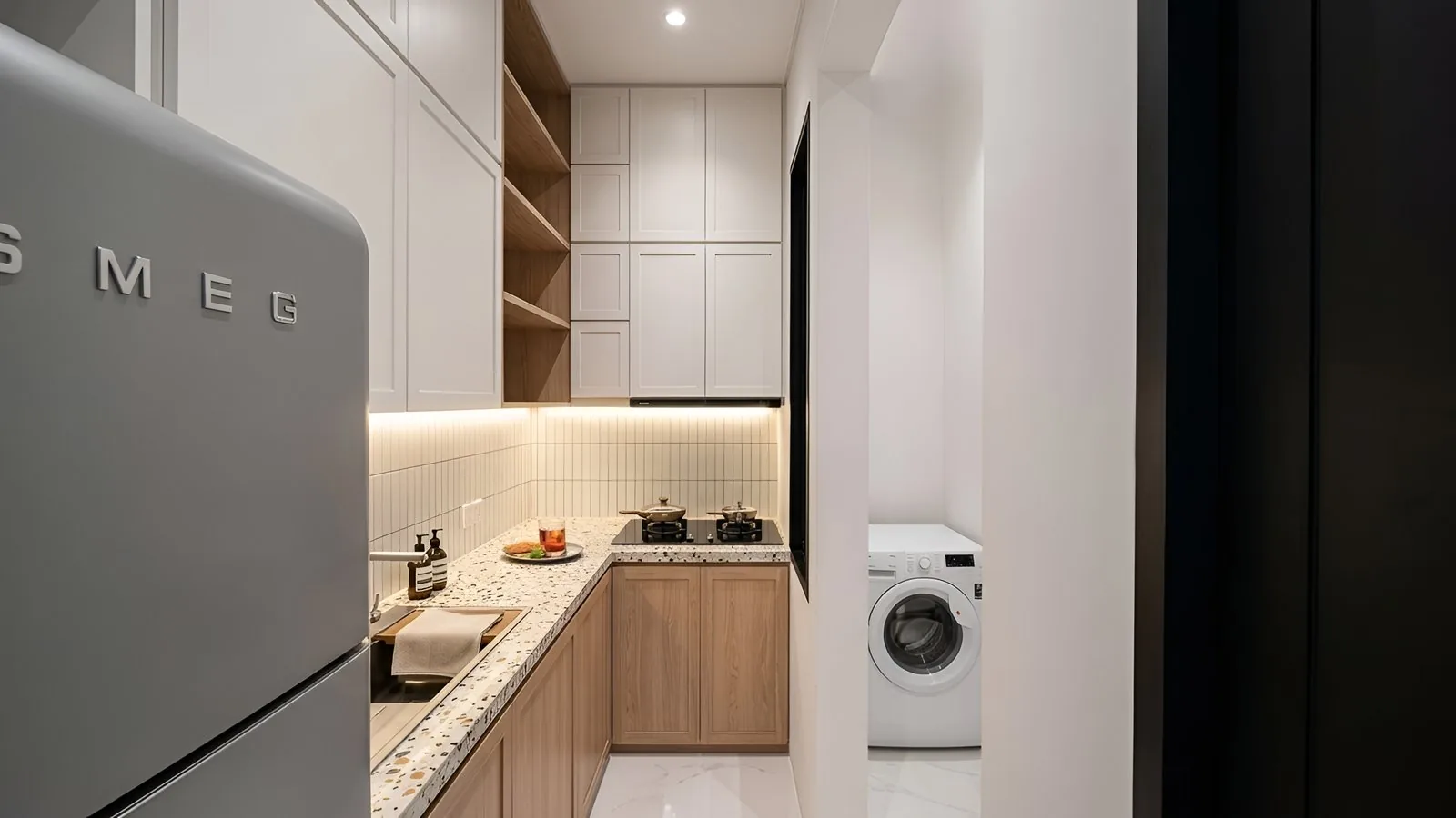 Dapur modern dengan kabinet kayu dan peralatan built-in